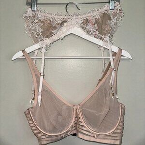 Classic nude and white lace bra and garter set